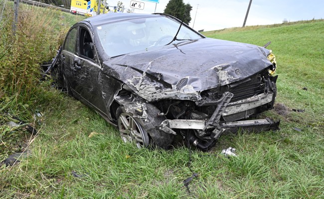 Auf der Autobahn überschlagen: 24-Jähriger bei Selbstunfall lebensbedrohlich verletzt
