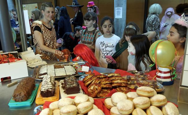 Durstiger Spiderman macht Party mit der Eisprinzessin