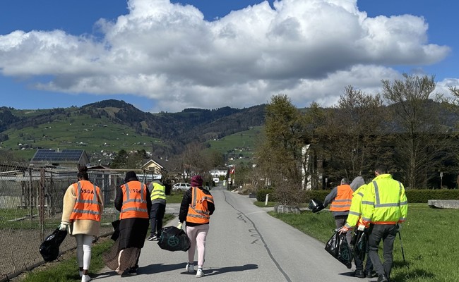 Jetzt auch am Sonntag im Einsatz: Fleissige Hände für ein sauberes Städtli