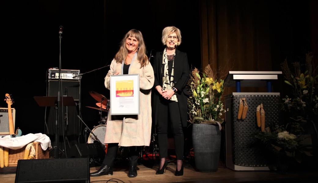 Gardi Hutter (l.) mit Christa Köppel, Präsidentin der Rheintaler Kulturstiftung.