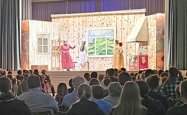 Reisetheater legte zum ersten Mal in der Mehrzweckhalle Burgwies einen Halt ein