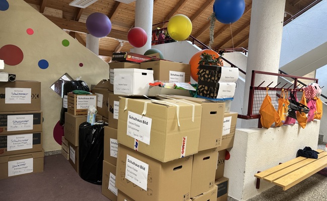 Lehrer schleppen Kisten: Altstätten räumt Klassenzimmer