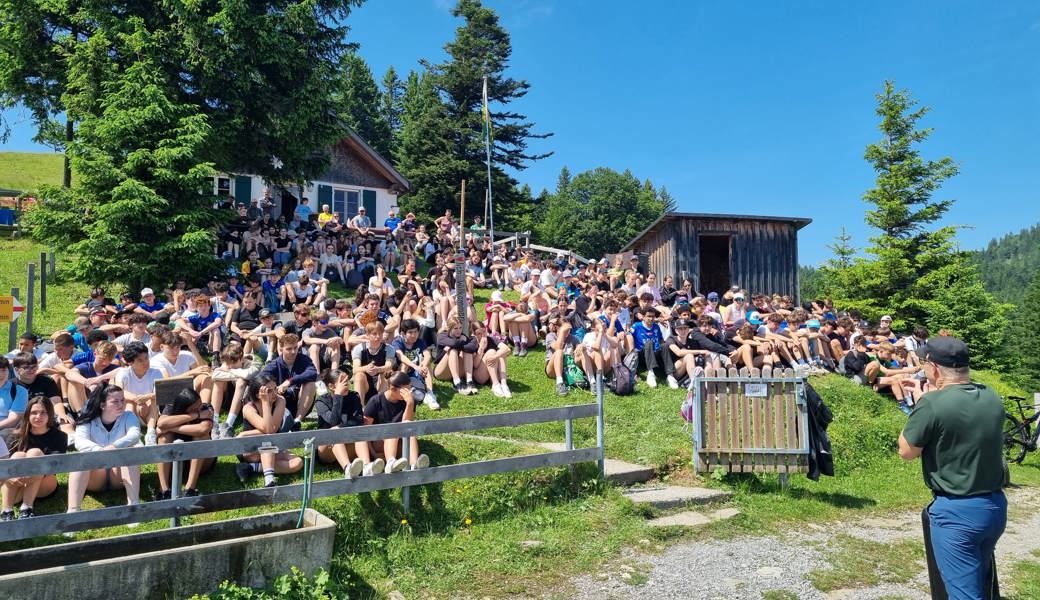 Beat Hutter von der Ortsgemeinde Diepoldsau begrüsst das OZ Kleewies auf dem Schwamm