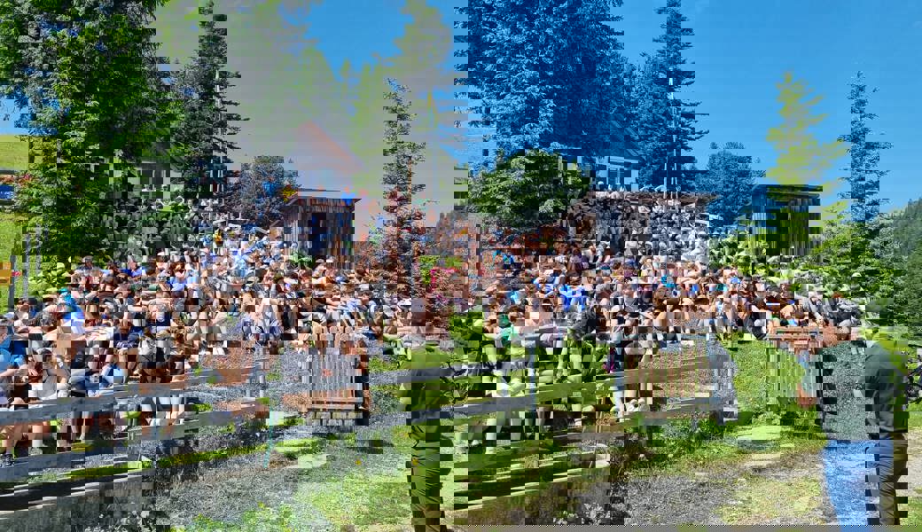Beat Hutter von der Ortsgemeinde Diepoldsau begrüsst das OZ Kleewies auf dem Schwamm