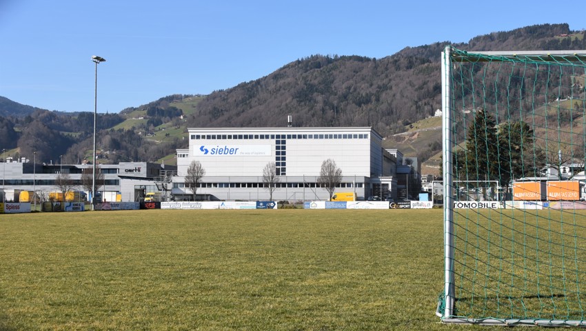 Zwischen Tennisplatz und Sieber Transport liegt der Platz, auf dem Au-Berneck bis Sommer 2024 spielt. Die Werbebanden sind gezügelt. Zwischen Tennisplatz und Sieber Transport liegt der Platz, auf dem Au-Berneck bis Sommer 2024 spielt. Die Werbebanden sind gezügelt.