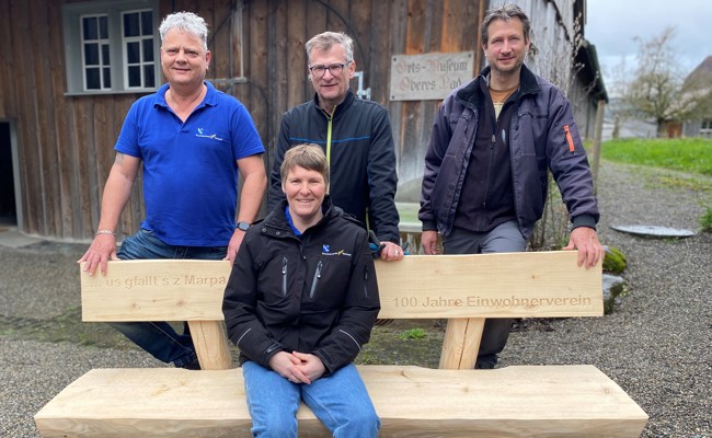 Bitte Platz nehmen: Neue Begegnungsbänke laden ein, Gespräche zu führen