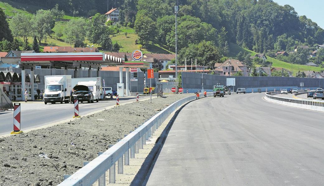 Autobahnsanierung zwischen St.Margrethen und Buriet: Der Flüsterbelag und die neuen Leitplanken sind teilweise eingebaut, ein grosser Teil der Lärmschutzwände steht. 