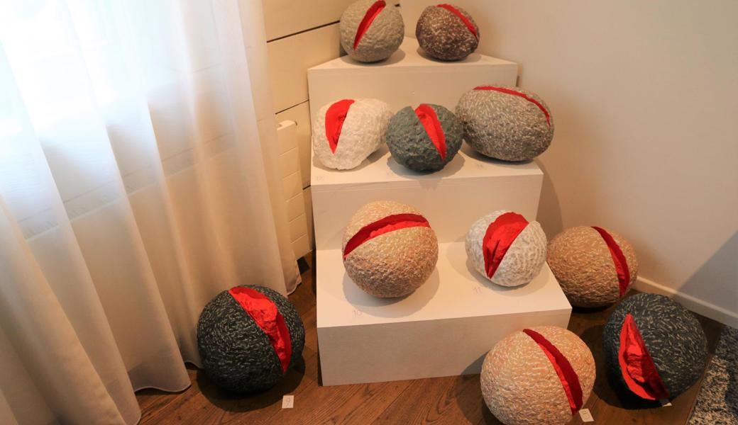 Kunst auf das Nötigste reduzieren – nach diesem Credo sind auch diese überreifen, aufquellenden Knollenfrüchte entstanden.