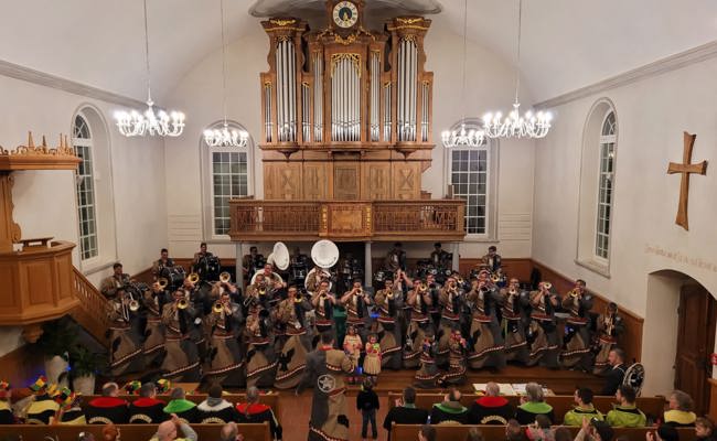 Fasnachtsgottesdienst bunt gestaltet mit Guggenmusik und Reimen