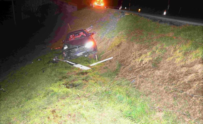 20-Jährige kommt mit dem Auto von der Strasse ab, durchbricht die Leitplanke und landet im Wiesenbord