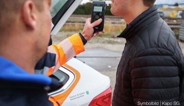 76-jähriger Autofahrer kam einem parkierten Auto zu nahe