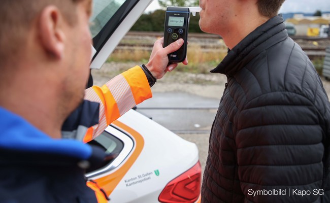 76-jähriger Autofahrer kam einem parkierten Auto zu nahe