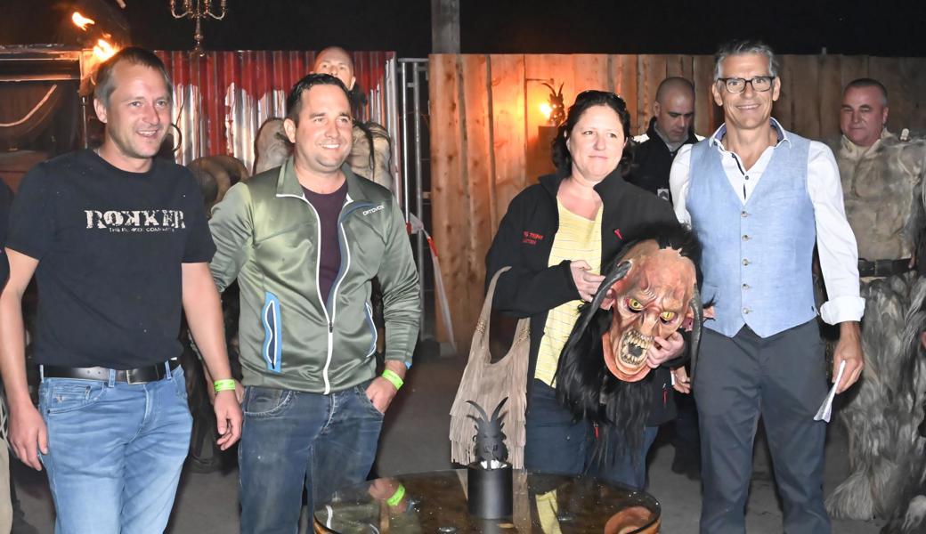 Gantrufer Jürg Bäuerle mit den Ersteigerern der Riettüfel-Triber-Partytischchen und der Maske aus der Gründerzeit - es ist die Frau von Philippe Sinz, die sich ihres Mannes (rechts im Hintergrund) erbarmte. Es war ihm anzusehen, dass es ihm schwerfiel, sich von der Maske zu trennen.