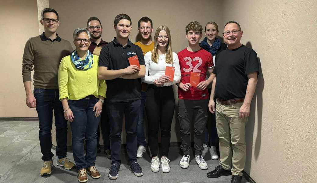 Der wiedergewählte Vorstand, Musikkommission sowie Dirigent und die neu aufgenommenen Mitglieder Philipp Kobler, Lena Bösch und Lorin Untersander (vorne mit Musikerpass). 
