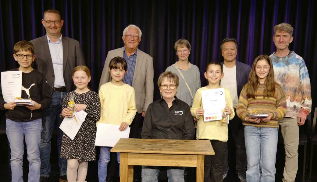 Die Preisträgerinnen und Preisträger mit Jury und Unterstützern (v.l.n.r.) Manuel Julio Toirac Garcia, Peter Nüesch (Lions Club Rheintal), Elina Seitz, Mia-Zoé Huynh, Hanspeter Enderli, Silke Tüxsen (Jury), Ursula Badrutt (Rheintaler Kulturstiftung), Eliza Nagy, Paul Quan (Jury), Noomi Abuhav und Matthias Flückiger (Jury). Es fehlen Petra Hoppe (Jury) und Oliver Mosch (Preisträger).  Die Preisträgerinnen und Preisträger mit Jury und Unterstützern (v.l.n.r.) Manuel Julio Toirac Garcia, Peter Nüesch (Lions Club Rheintal), Elina Seitz, Mia-Zoé Huynh, Hanspeter Enderli, Silke Tüxsen (Jury), Ursula Badrutt (Rheintaler Kulturstiftung), Eliza Nagy, Paul Quan (Jury), Noomi Abuhav und Matthias Flückiger (Jury). Es fehlen Petra Hoppe (Jury) und Oliver Mosch (Preisträger).