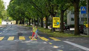 Vorsicht auf der Strasse: Am Montag fängt die Schule wieder an