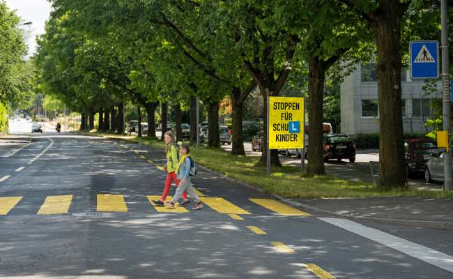Vorsicht auf der Strasse: Am Montag fängt die Schule wieder an