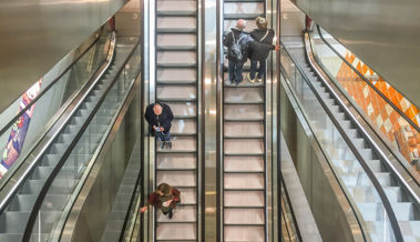 Es geht zu wenig schnell voran auf der Rolltreppe - Woran liegt das wohl?