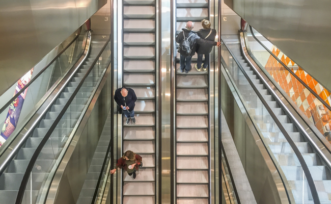 Es geht zu wenig schnell voran auf der Rolltreppe - Woran liegt das wohl?