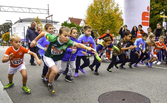 Die Aktiven und die Kinder laufen auf St.Margrethens Strassen
