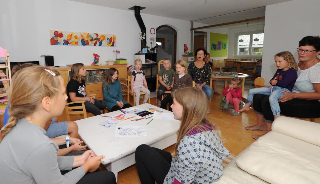 Trotz Schulferien fand sich eine stattliche Anzahl Kinder aus dem Chörli spontan bei der Familie Freund in Hinterforst zum Vorsingen ein. 