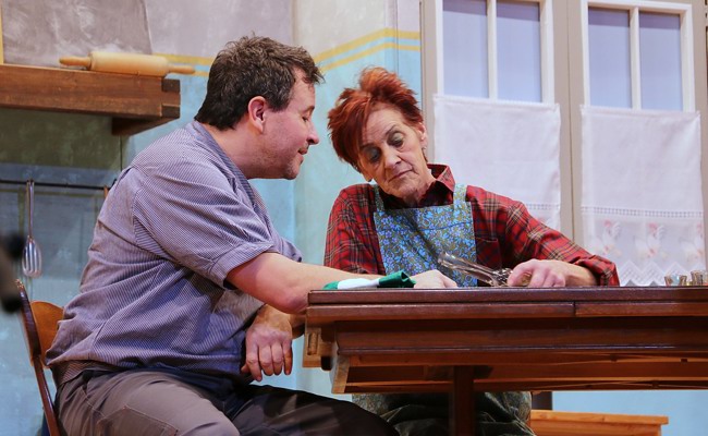 Pontoniere spielen Theater und stellen turbulente Szenen um Liebe und Hiebe dar