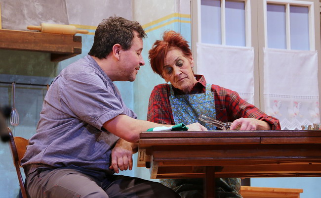 Pontoniere spielen Theater und stellen turbulente Szenen um Liebe und Hiebe dar