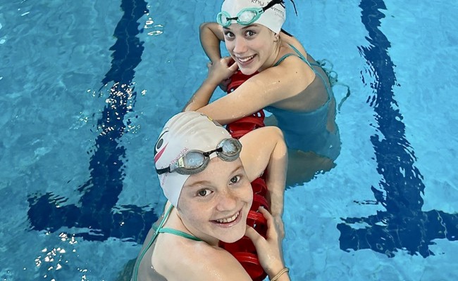 Elina Hautle schwimmt im letzten Rennen für Rhy Swimming mehrere Bestzeiten