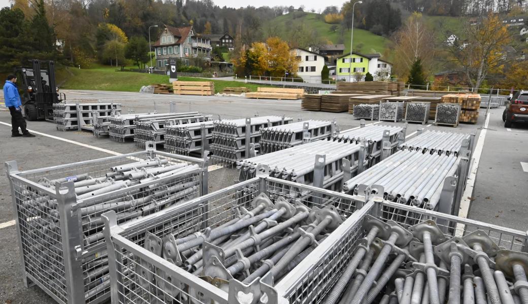 Das Material für die Eisbahn und die Chaletlandschaft lag schon länger bereit. Nun wird es wieder eingelagert.