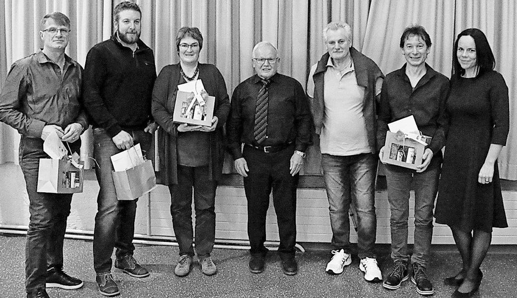 Walter Wüst (Mitte) und seine Tochter Fabienne Volz-Wüst (rechts aussen) ehrten langjährige Mitarbeiter: (von links) Ali Ramadan (20 Jahre), Adilson Lamb (5 Jahre), Silvia Haltinner (5 Jahre), Herbert Lehmann (10 Jahre) und  Norbert Vorbek (20 Jahre). Am Abend fehlte Ivan Grutschnig (10 Jahre). Bild: pd