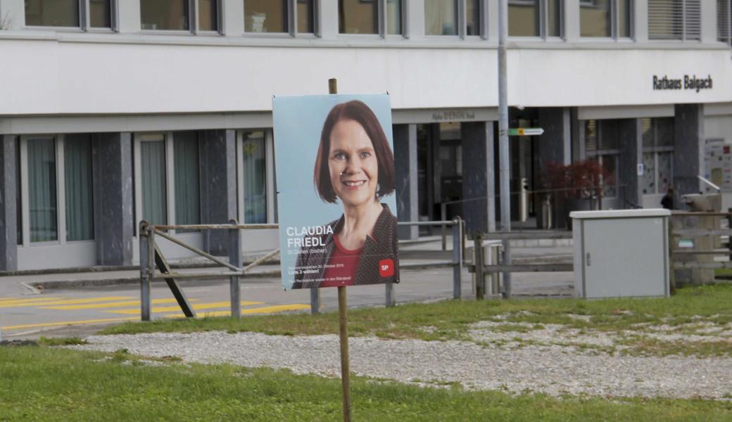 Hier hat eine Frau sich durchgesetzt: Weil die vielen Plakate am Rand der Wiese die Sicht behindert hatten, wurden sie entfernt - und dieses Wahlplakat steht seither ganz allein auf weiter Flur. 