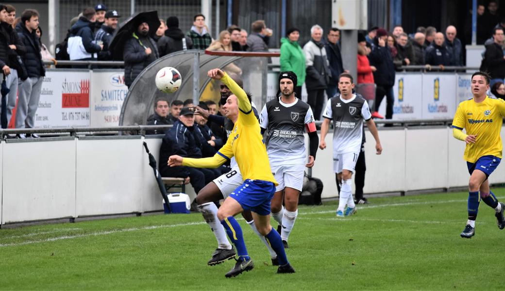 Ricardas Baklanovas und seine Au-Bernecker Kollegen kämpften erbittert um jeden Ball. 