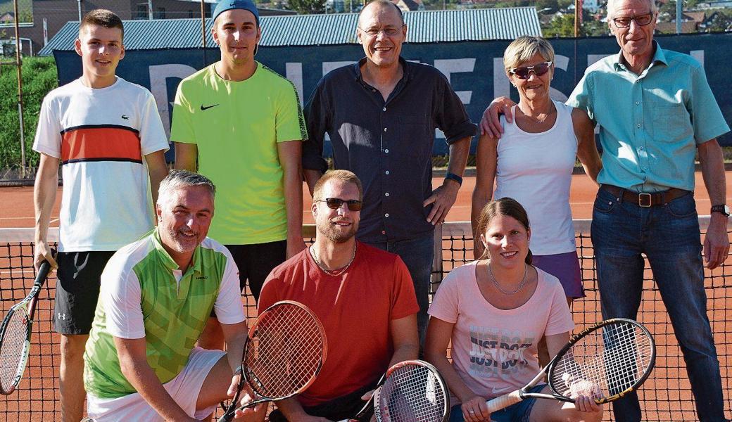 Die Finalisten der Kategorien Herren und Mixed beim TC Balgach (hinten von links): Manuel Bigger, Fabian Bigger, David Grüninger, Heidi Zünd und Martin Zünd. Vorne von links: Robert Zanga, Roger Eggenberger und Susanne Durot. 