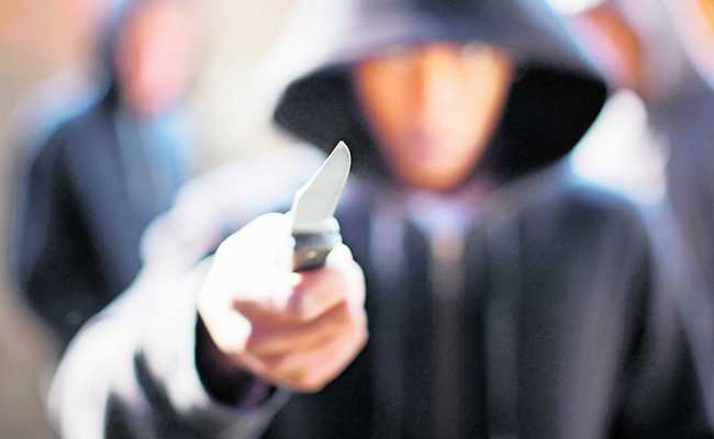 Zweimal den denselben Laden überfallen und die Verkäuferin mit einem Messer bedroht