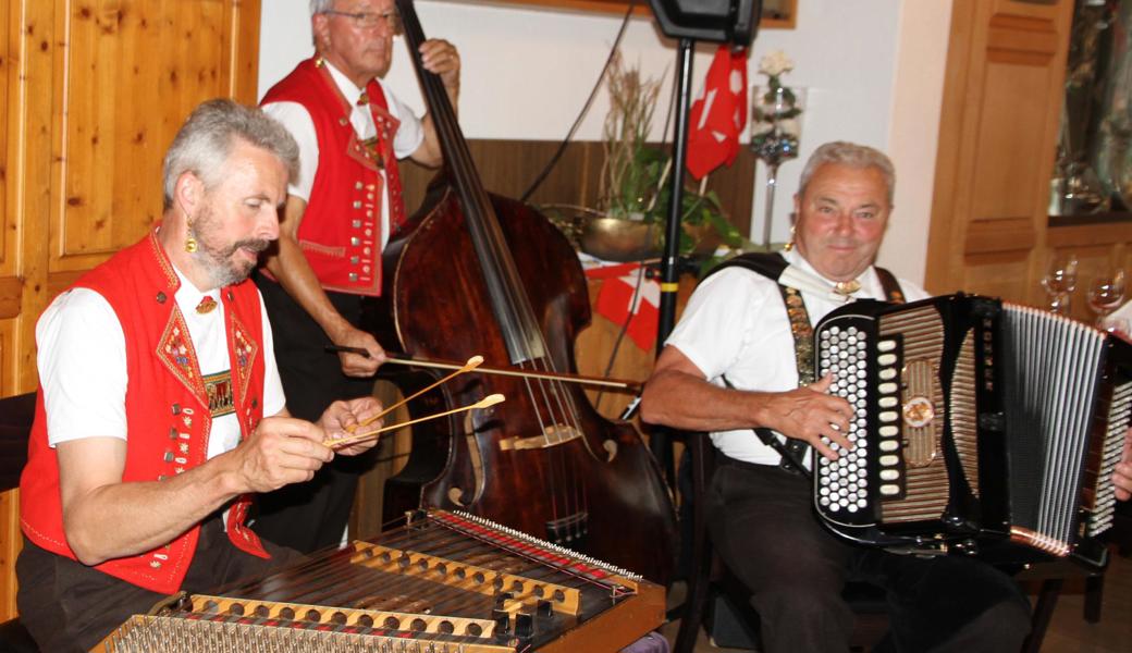 Die Trio "Alphöttli" unterhielt mit lüpfiger Musik