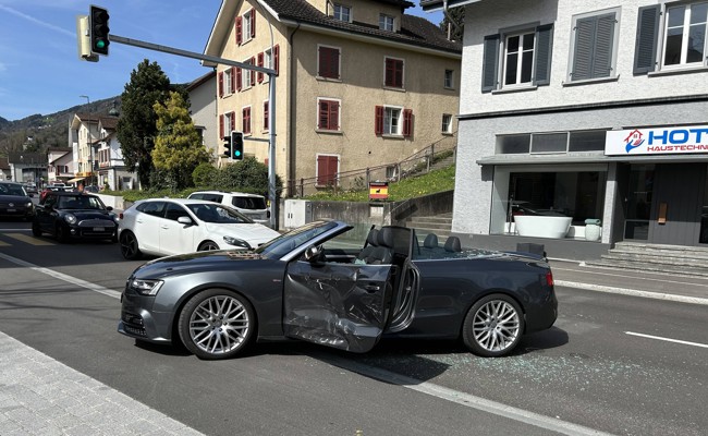 Zwei Autos kollidieren auf der Hauptstrasse - 48-jährige Frau verletzt