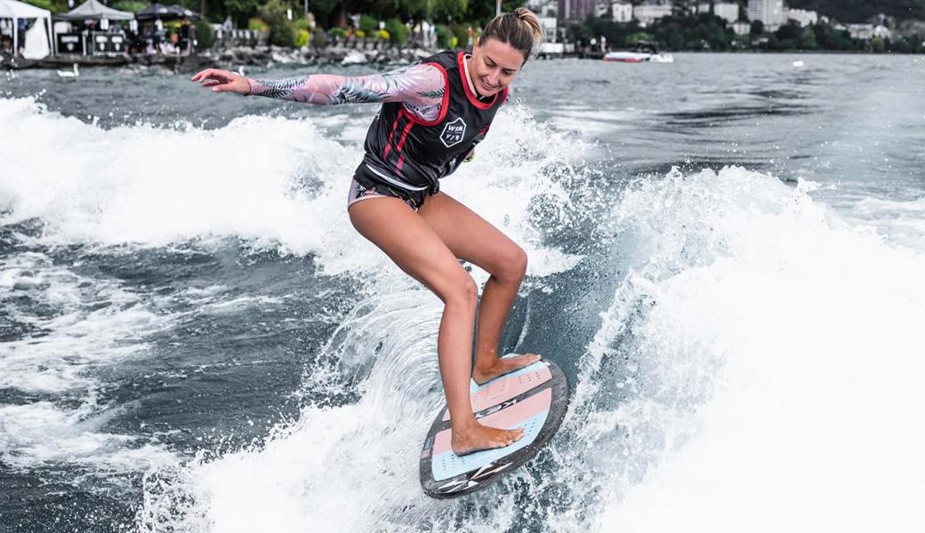 Vor der imposanten Kulisse des Genfersees ging es für Wakesurferin Katerina Stary um den Gewinn des Schweizer Meistertitels. Und einen Titel konnte sie einheimsen.