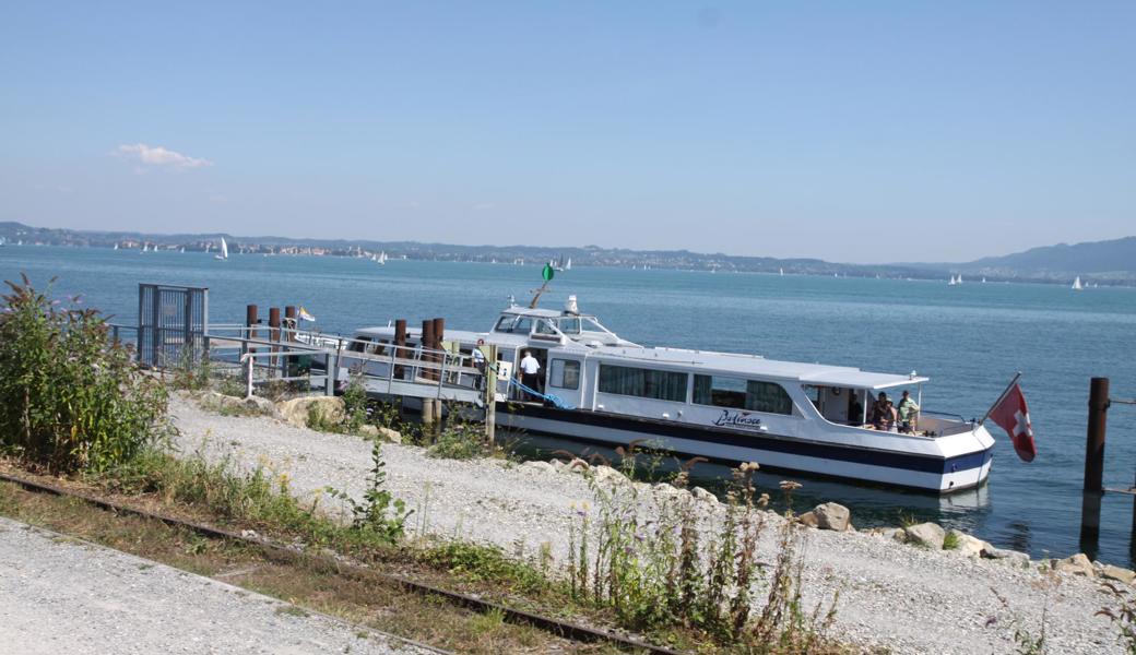 Die MS Rhyspitz wartet an der Rheinmündung auf die Gäste.