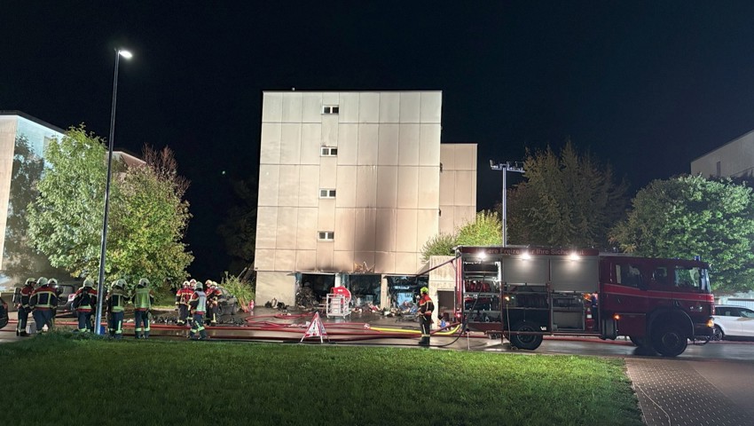 Die Feuerwehr löschte den Brand innerhalb von drei Stunden komplett.