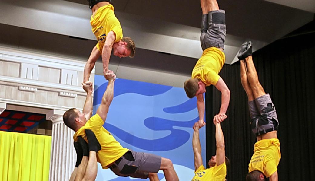 Die Akrobaten führten einen zirkusreifen Balanceakt auf.
