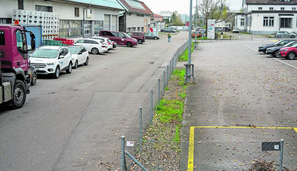 Flughafenstrasse und Dornierstrasse in Altenrhein sind in einem schlechten Zustand und müssen saniert werden. Das Stimmvolk entscheidet am 24. November über den Kredit. Flughafenstrasse und Dornierstrasse in Altenrhein sind in einem schlechten Zustand und müssen saniert werden. Das Stimmvolk entscheidet am 24. November über den Kredit.