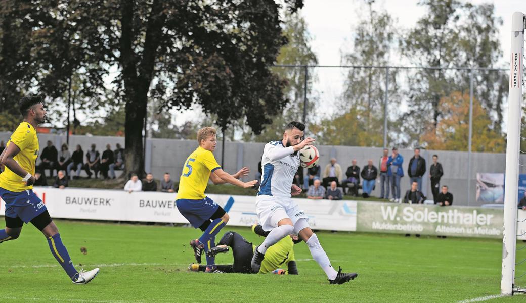 Der Lattenabpraller seines eigenen Schusses fällt Rijad Abazi vor die Brust und von dort zum Führungstor. Jaro Böhrer und der am Boden liegende Goalie Kevin Jung sind ohne Abwehrchance. 