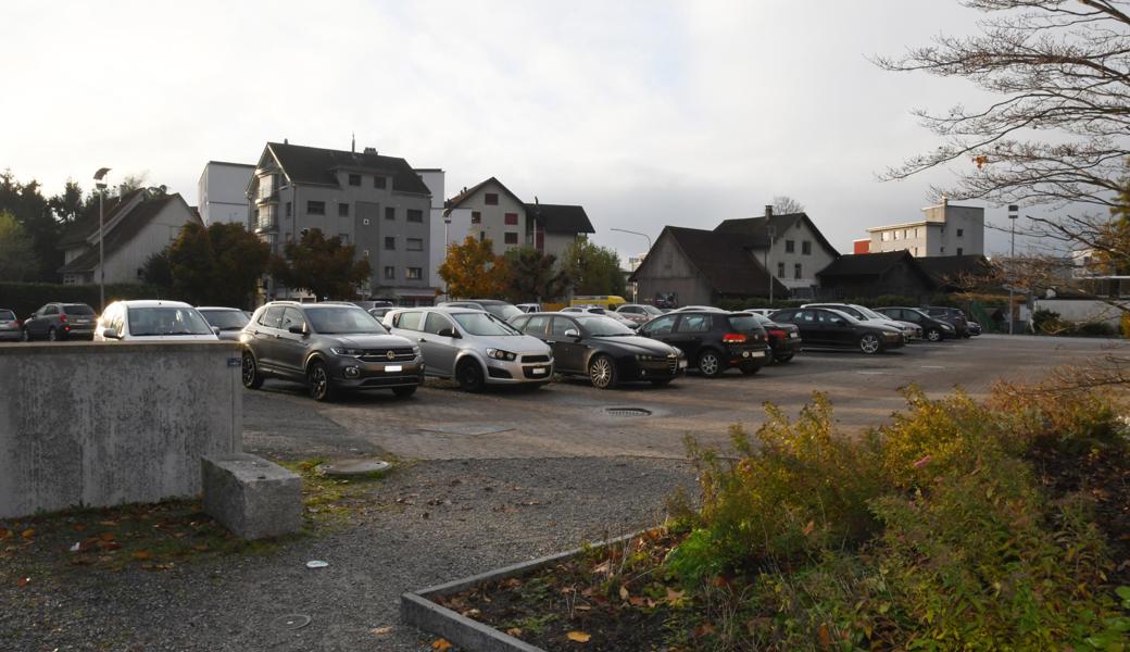 Am meisten bewegt die Bevölkerung das Areal rund um die katholische Kirche. Die Gemeinde will das Parkregime auf dem Dorfplatz neu regeln; der Neubau einer Zentrumsüberbauung liegt noch in der Ferne und die Bibliothek zügelt weg.