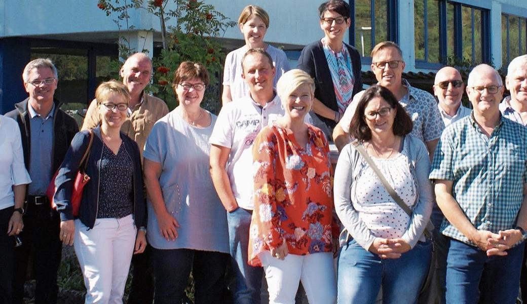 Jürg Mäder (4. v. l. hinten), Schulleiter der Scuola Vivante, informierte über die Privatschule.