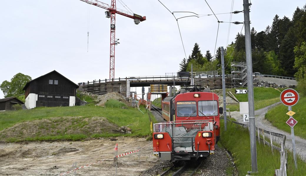 Hier kommt nur die Gaiserbahn durch, aber kein feindlicher Panzer. Nicht wegen der Brückenbaustelle, sondern wegen der Scheune links der Bahnlinie. Das Ställeli ist nämlich gar keines: Hinter der Holzfassade verbirgt sich ein Bunker aus der Zeit des Zweiten Weltkriegs. Die unteren Schirmbretter verbergen einen Beobachtungsposten, eine Panzerabwehrkanonen- und eine Maschinengewehrstellung. Alles, was über den zweieinhalb Meter dicken Mauern zu sehen ist, ist nur Maskerade.