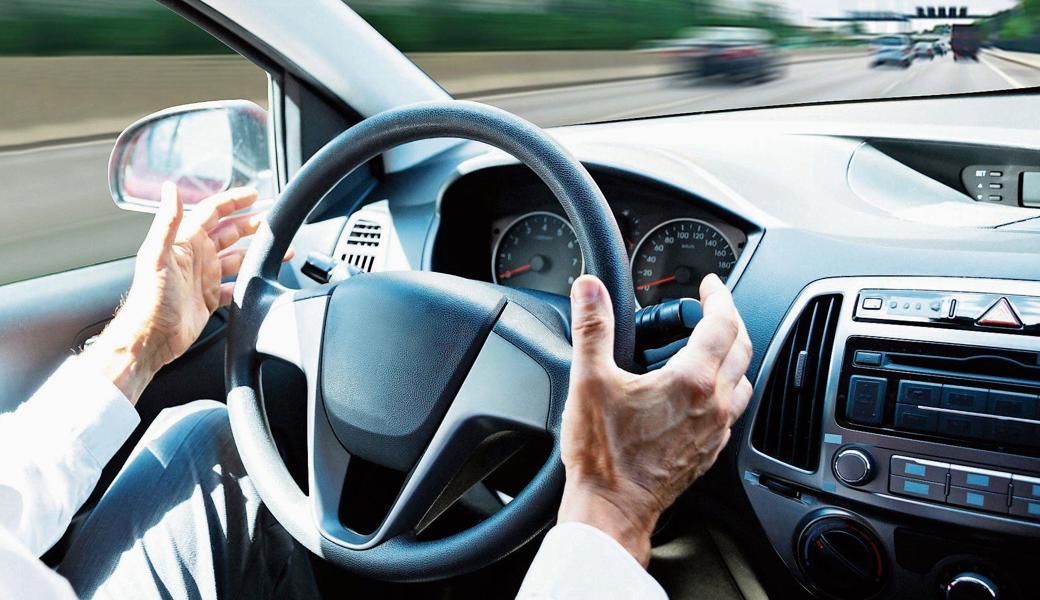 Anders also früher: Manche Autos halten die Spur bereits selbstständig. 