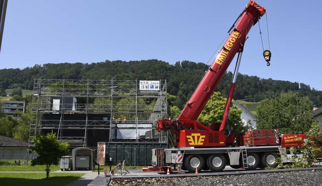 Das dreigeschossige Provisorium entsteht neben den Alterswohnungen der Ortsgemeinde Au und gegenüber des Schulhauses Wees. 
Nach den Sommerferien werden darin Erst- und Viertklässler unterrichtet. Weiter werden Mittagstisch und Kinderhort einziehen. Das dreigeschossige Provisorium entsteht neben den Alterswohnungen der Ortsgemeinde Au und gegenüber des Schulhauses Wees. 
Nach den Sommerferien werden darin Erst- und Viertklässler unterrichtet. Weiter werden Mittagstisch und Kinderhort einziehen.