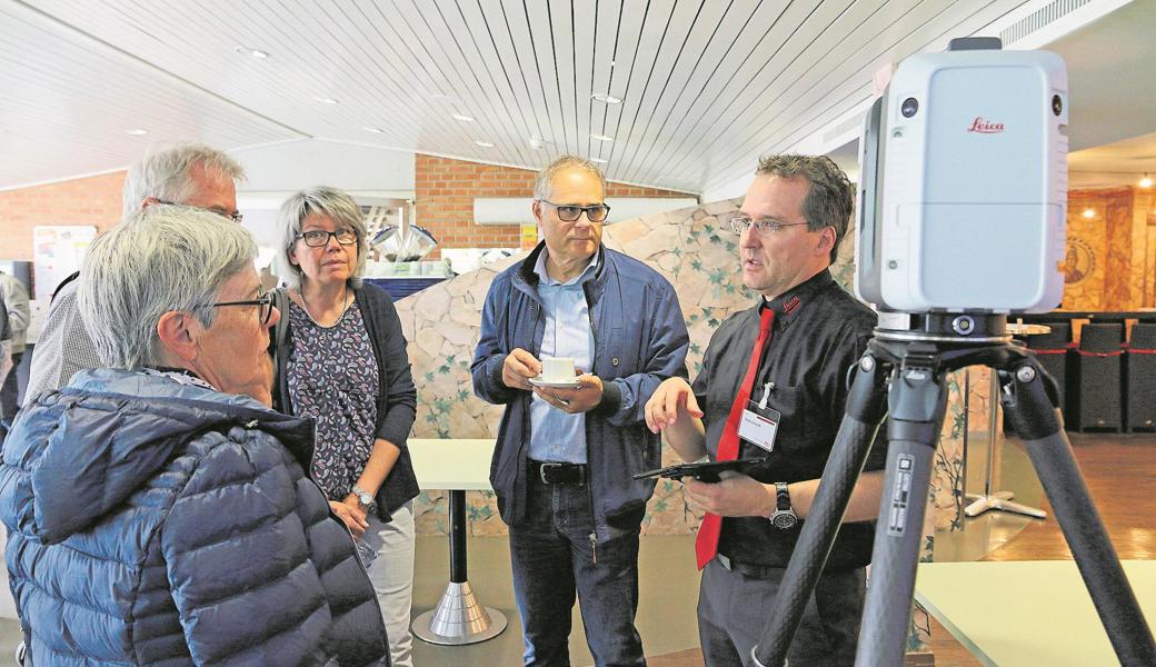 Leica Geosystems AG ist eine Innovationsfabrik: Die Mitarbeiter entwickeln bis zu 50 neue Produkte pro Jahr. Die Besucher konnten sich einige davon vorführen lassen. 