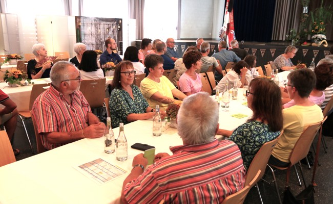 Doppelt sehen am Zwillingstreffen: Das Spiegelbild sitzt gegenüber