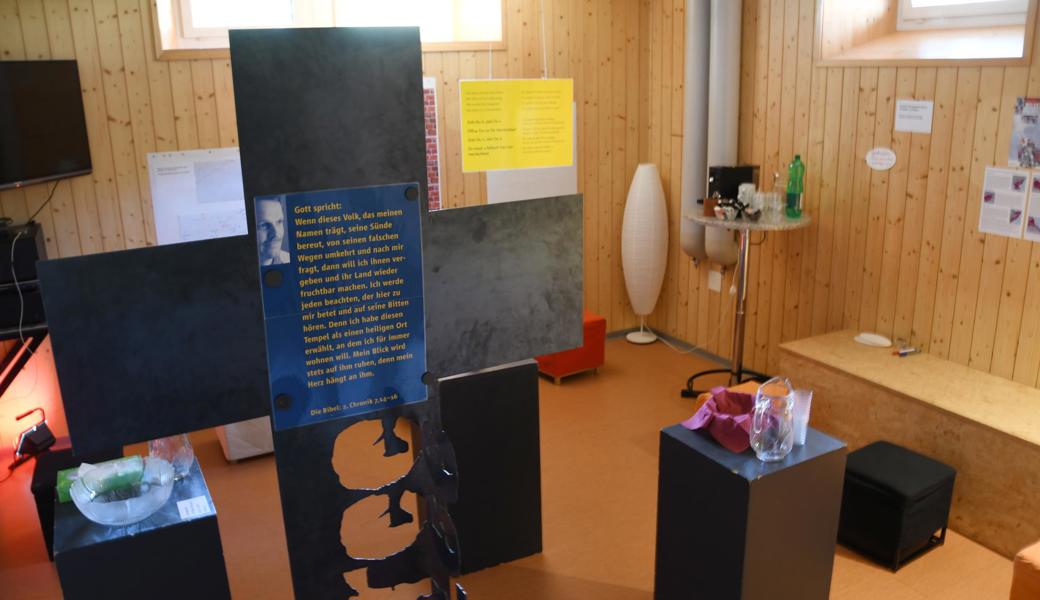 Der Jugendraum im Kirchgemeindehaus dient in den nächsten sieben Tagen als Gebetsraum. An mehreren Stationen finden die Beterinnen und Beter Anstösse, um mit Gott in ein Zwiegespräch zu treten.